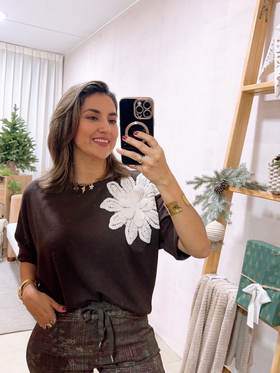 Blusa manga kimona detalle de flor tejida