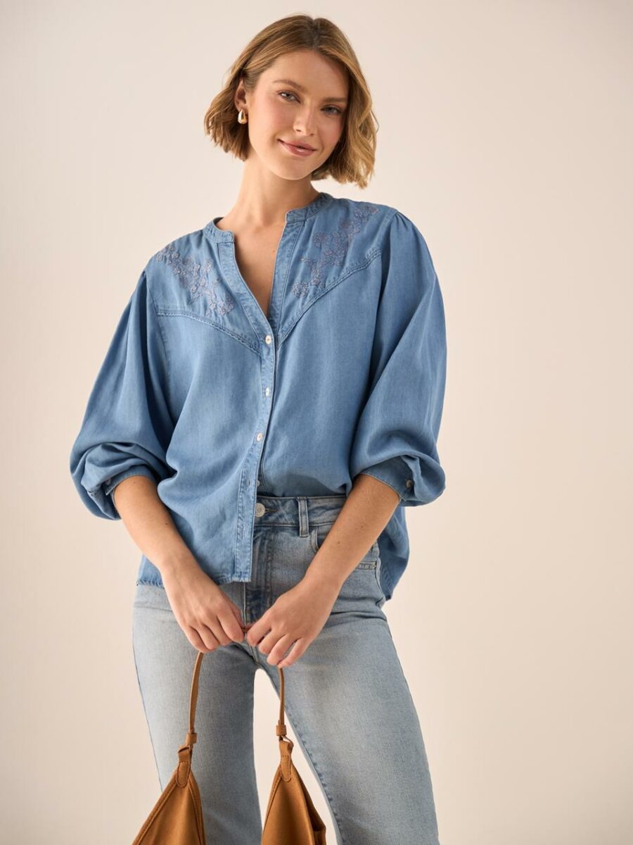 Camisa en denim manga larga cuello en V y bordado