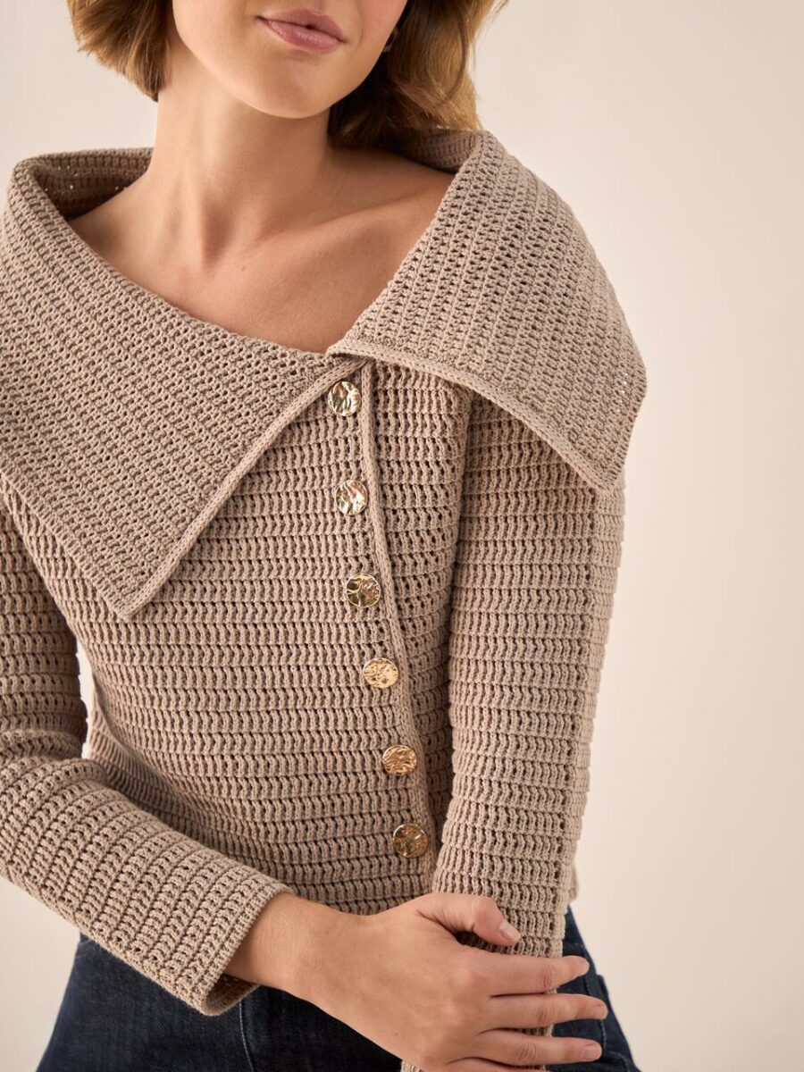 Sweater tejido tipo crochet con botones dorados
