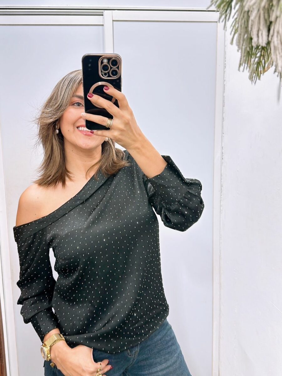 Blusa manga larga cuello bandeja con pedrería
