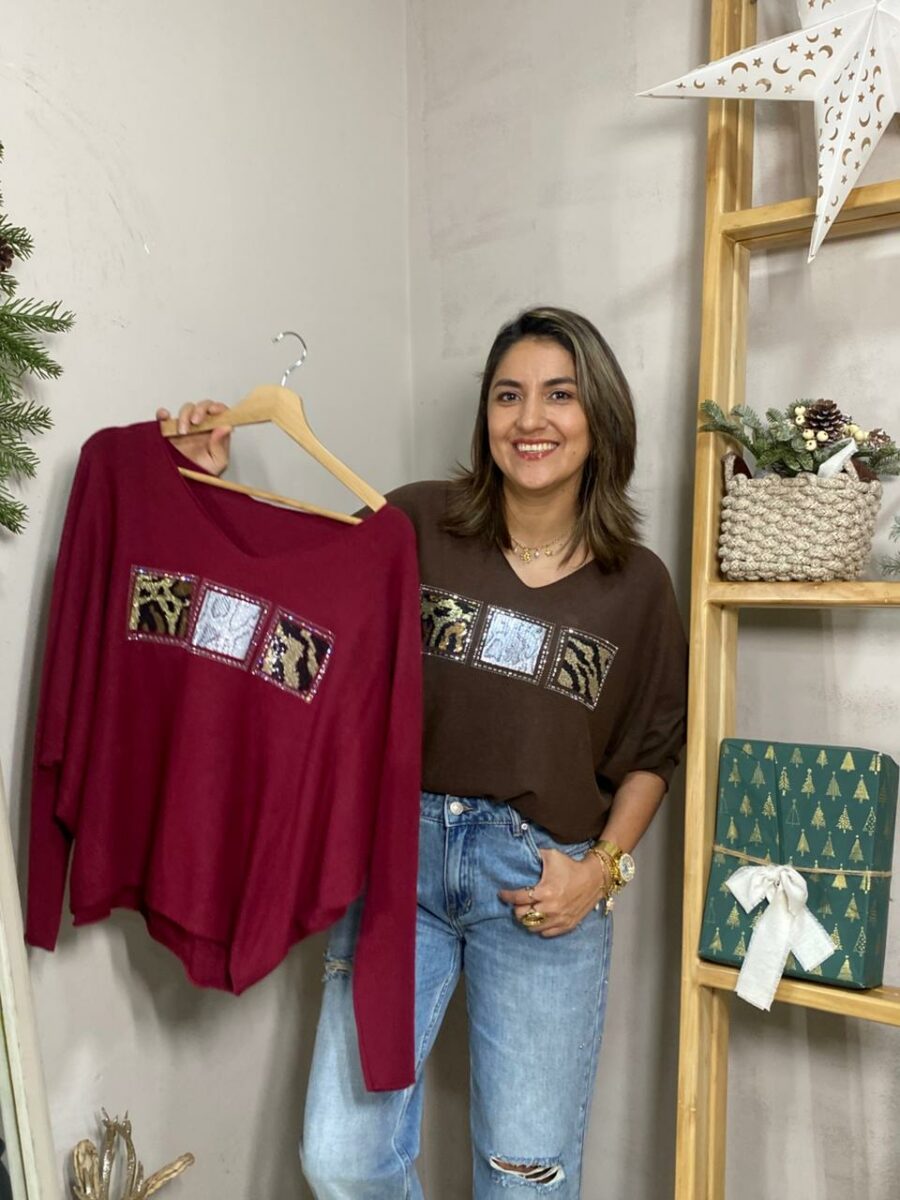 Sweater cuello en V con detalle print en lentejuelas