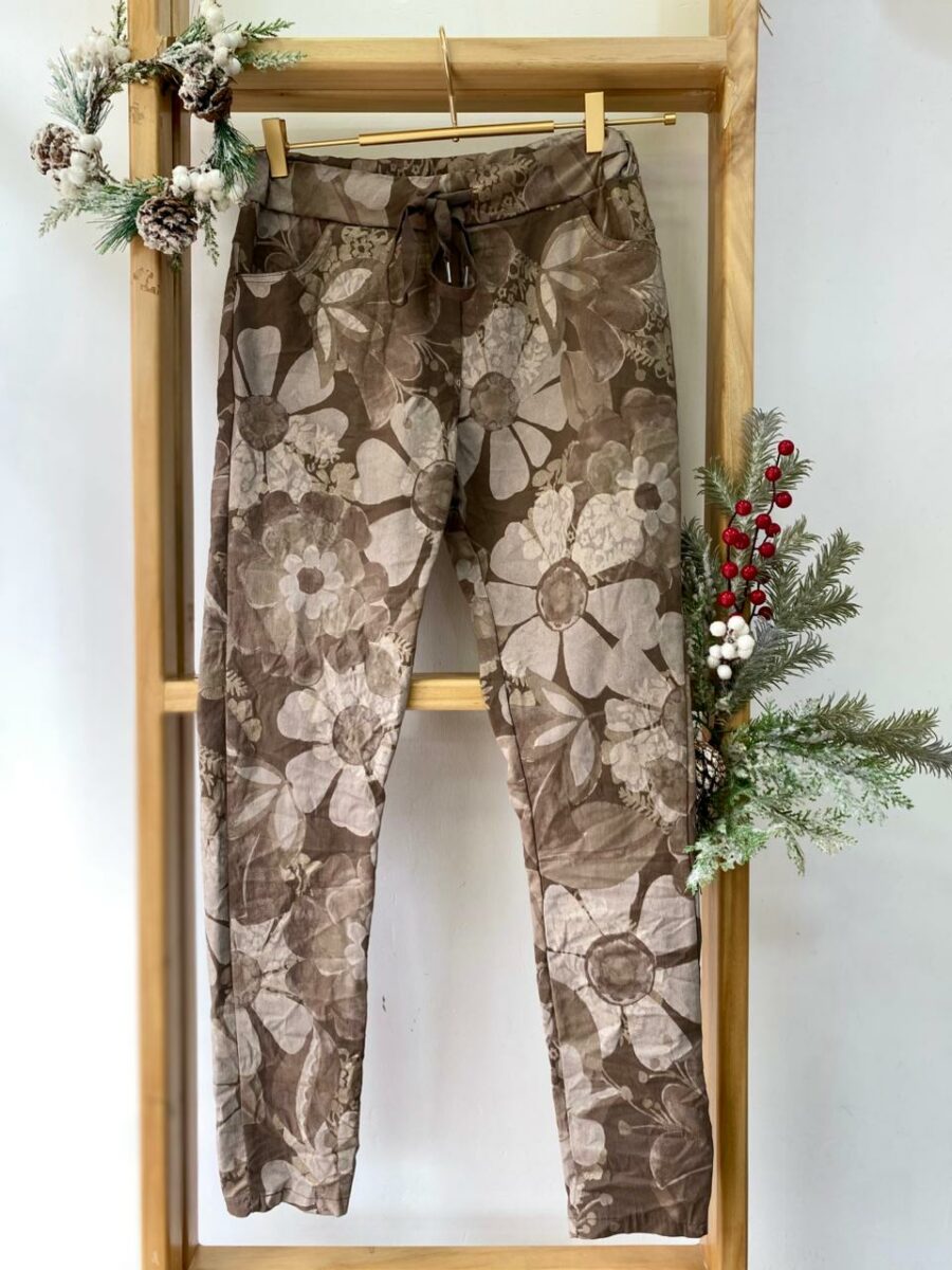 Jogger estampado floral con cordón