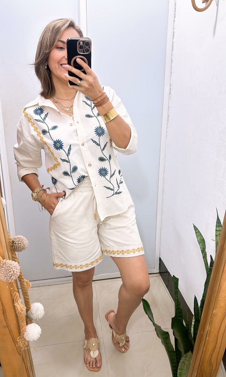 Blusa cuello clásico con bordado en frente y espalda