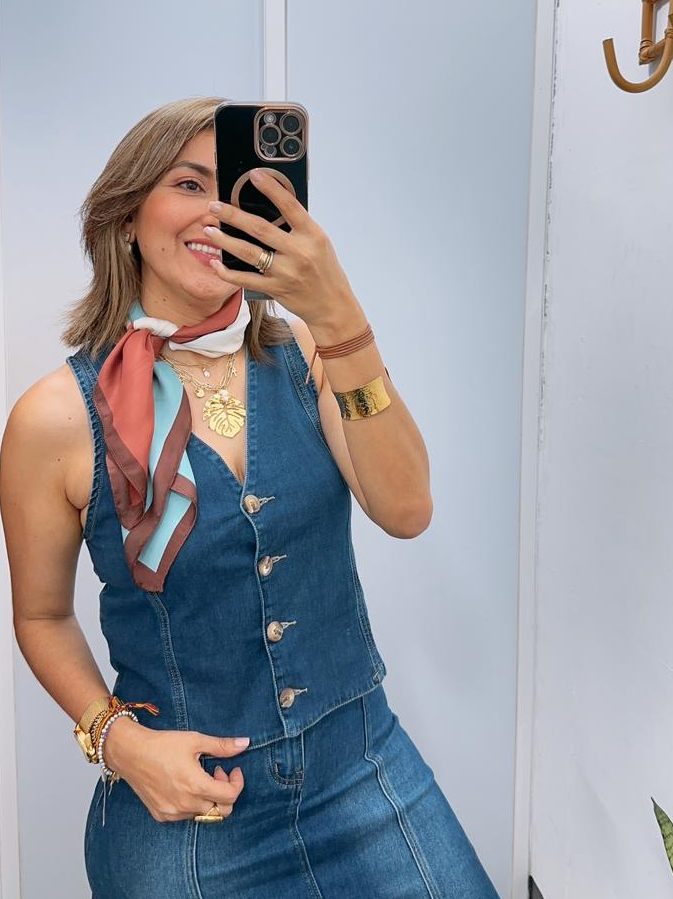 Blusa tipo chaleco en denim, cuello en V