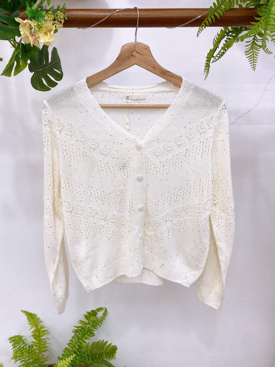 Sweater tejido calado, con botones y lentejuelas