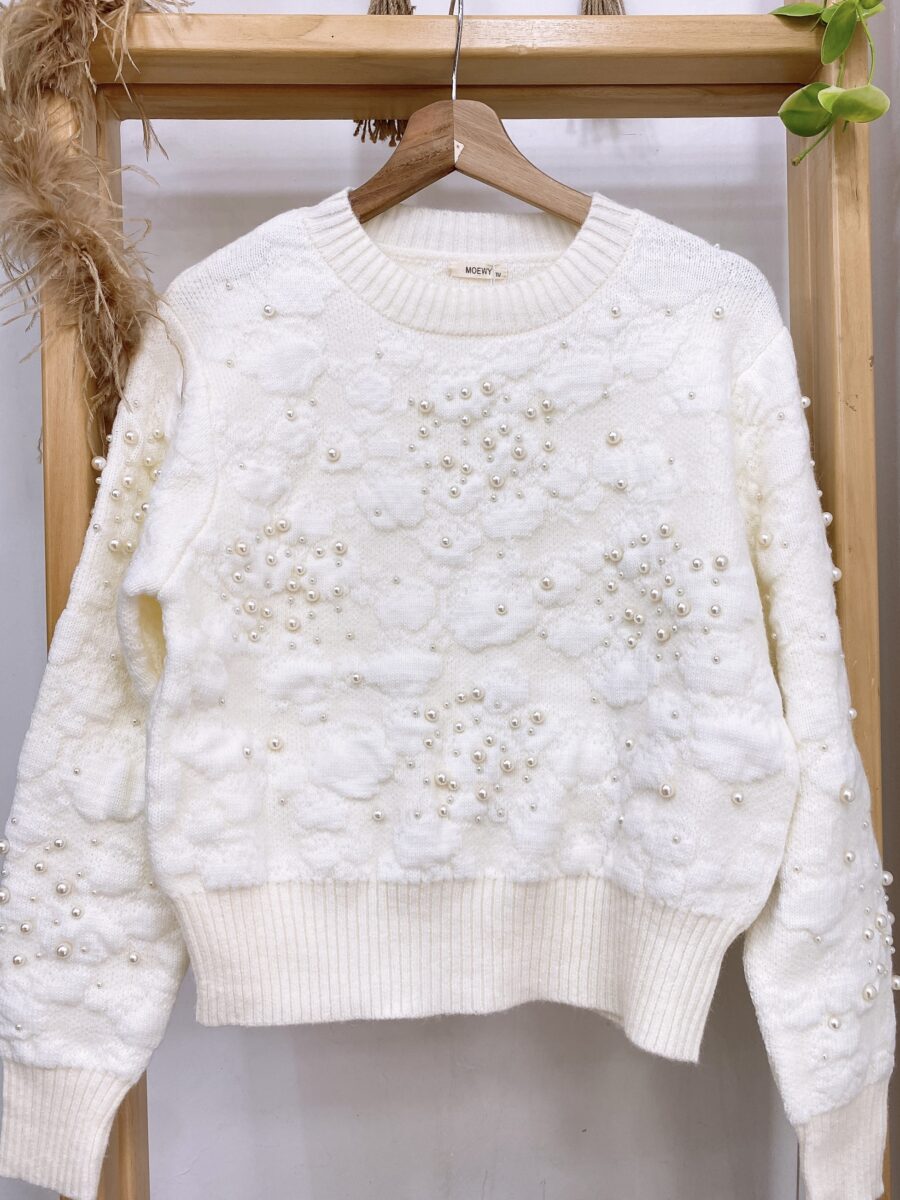 Sweater tejido cuello redondo con detalle de perlas