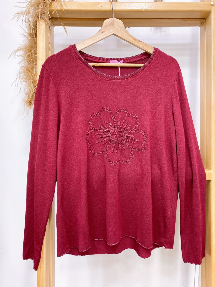 Saquito cuello redondo con detalle de flor bordada