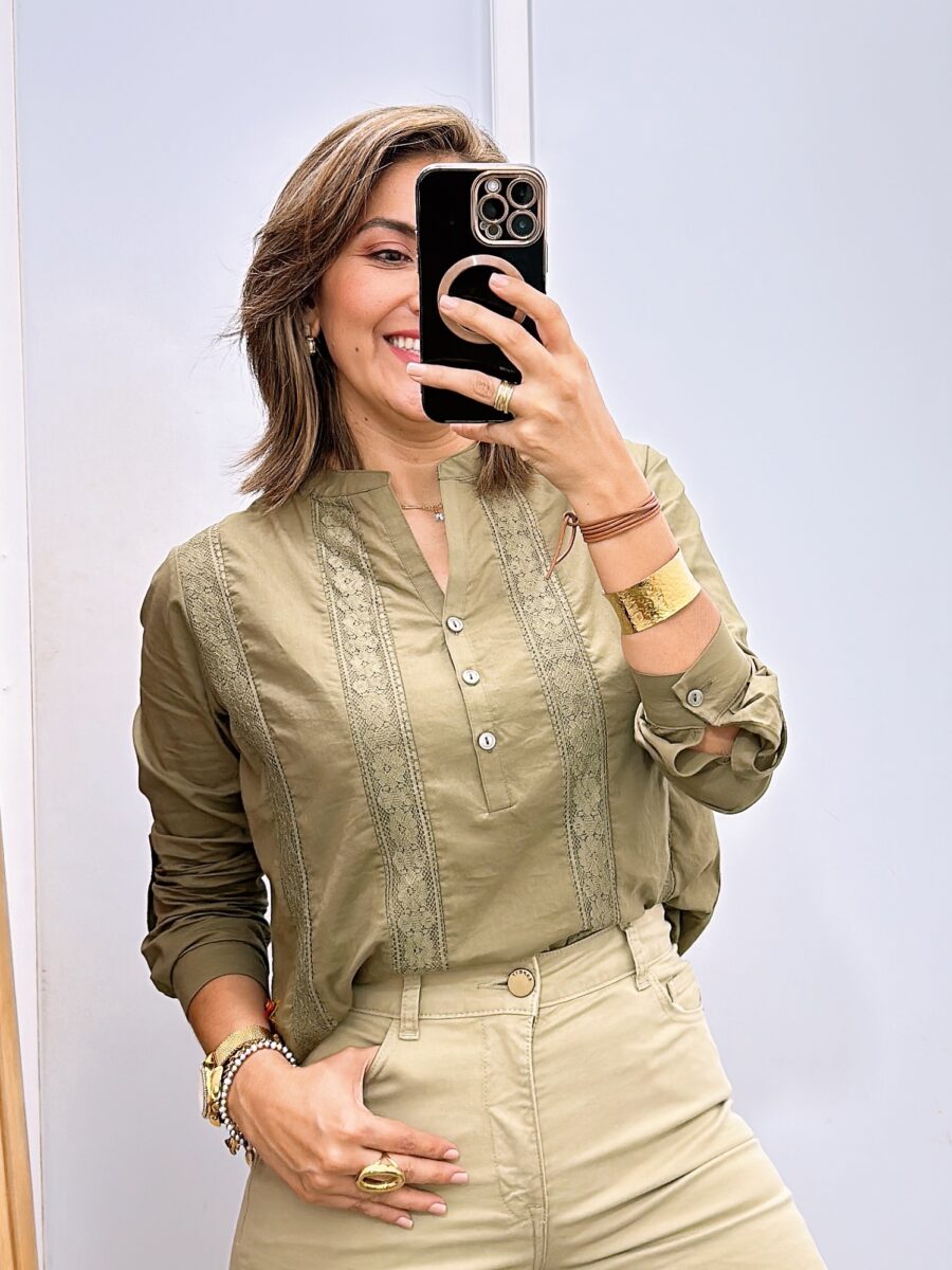 Blusa manga larga cuello neru combinación en randa