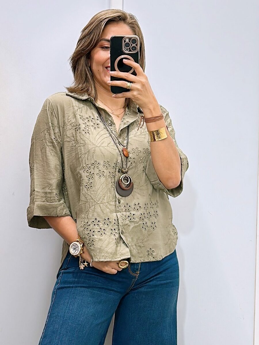 Blusa diseño camisero con delicado bordado
