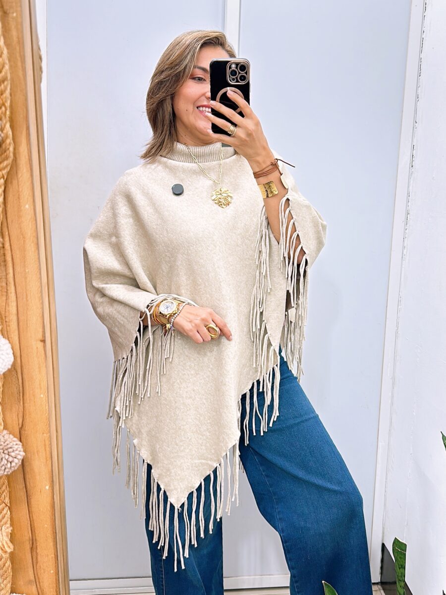 Poncho cuello tortuga con flecos en cenefa