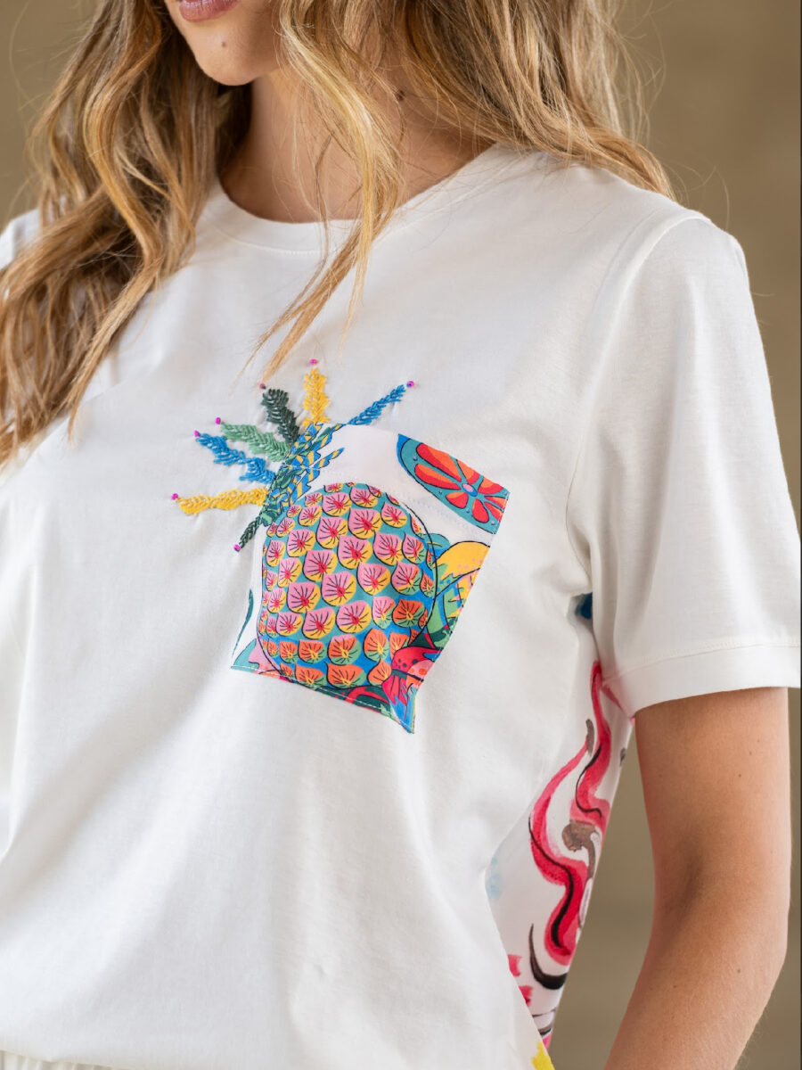 Blusa manga corta con estampado en espalda tonos vibrantes