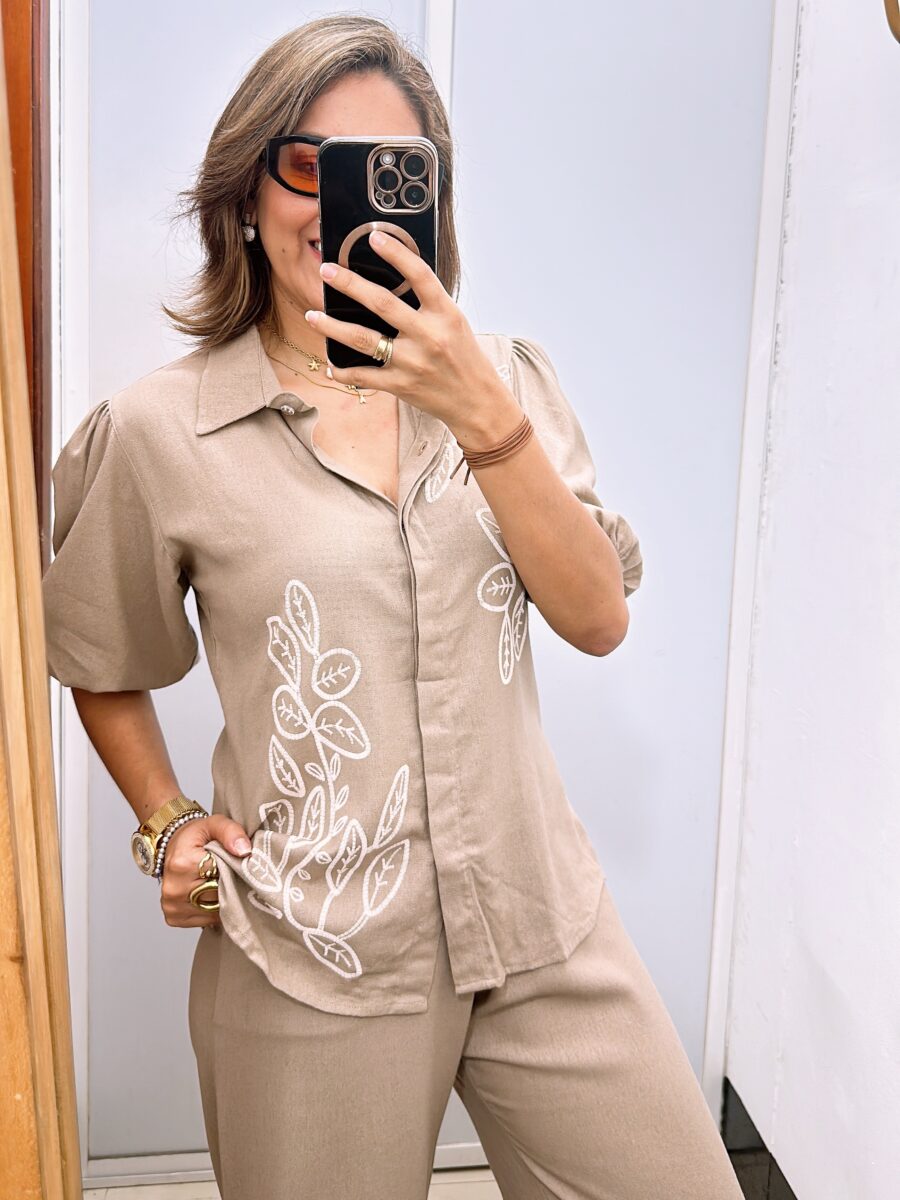 Blusa cuello clásico con estampado en frente