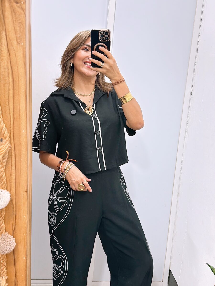 Blusa manga corta con estampado de flor en manga