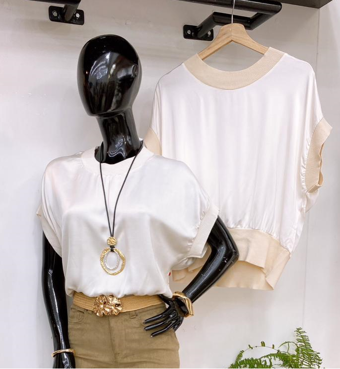 Blusa satinada con terminaciones en tejido acanalado