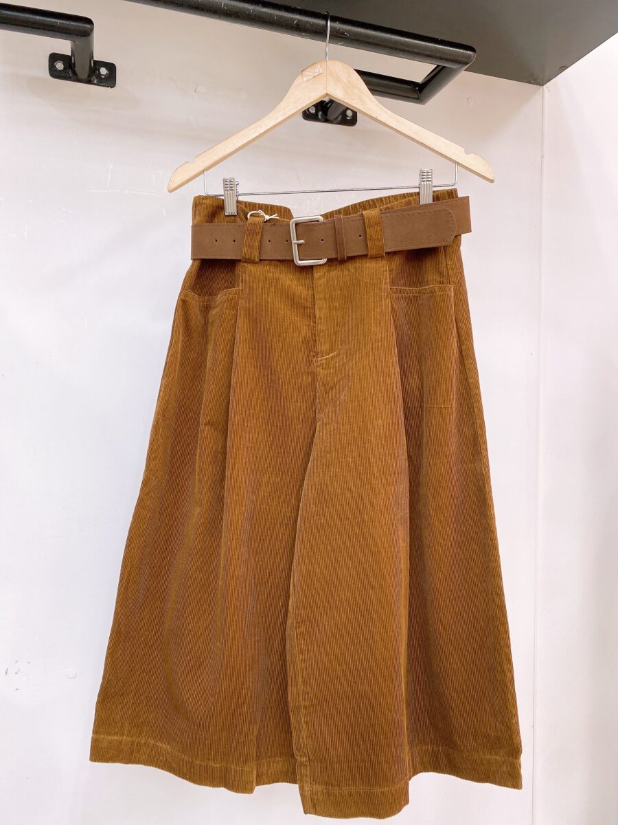 Pantacourt efecto pana incluye cinturón