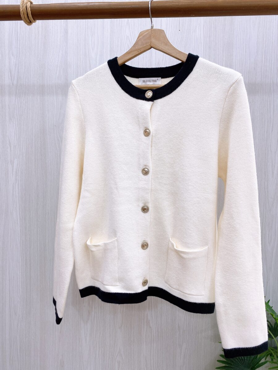 Sweater con bolsillos en frente y botones dorados