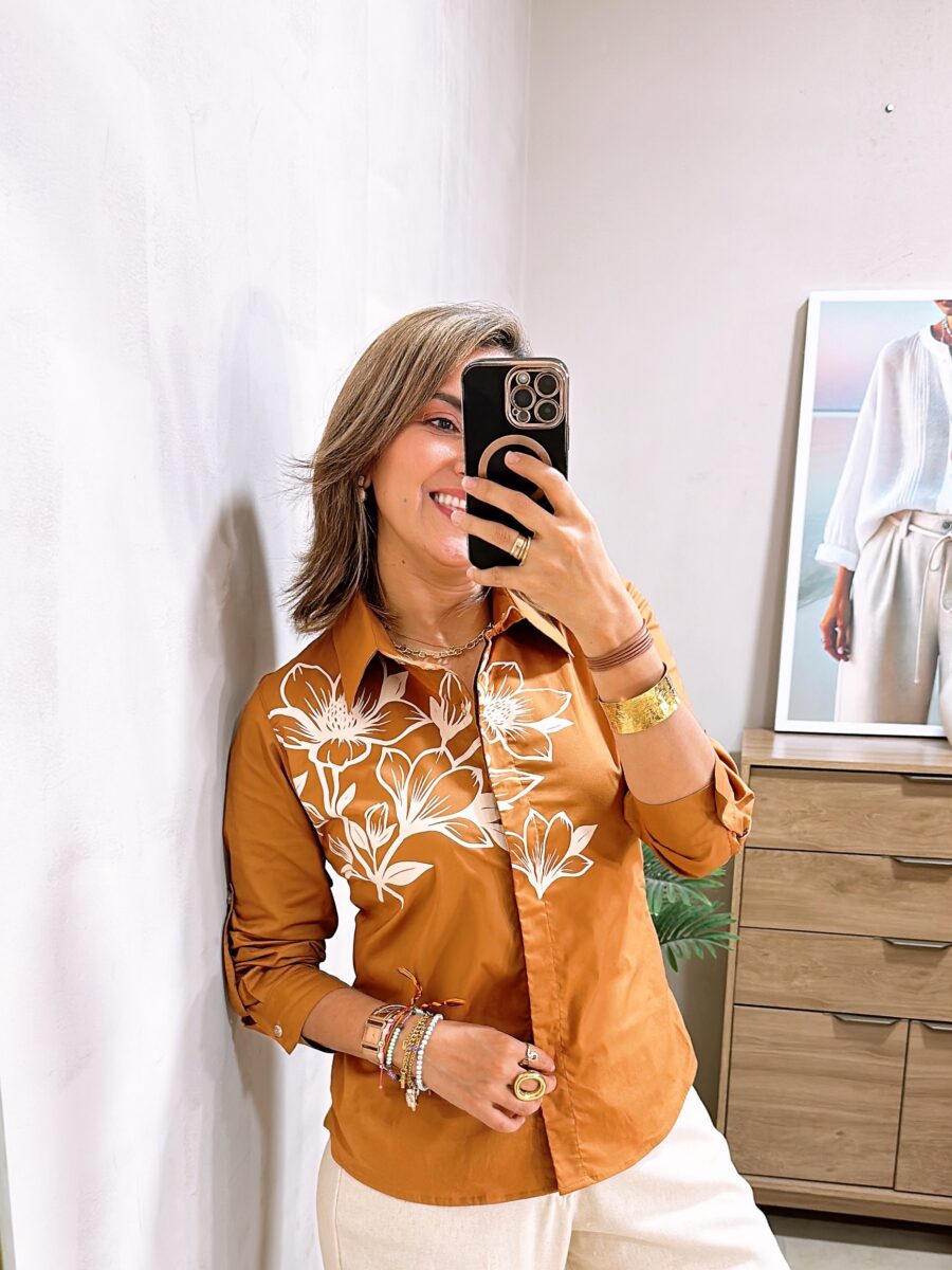 Blusa manga larga, cuello clásico y estampado floral
