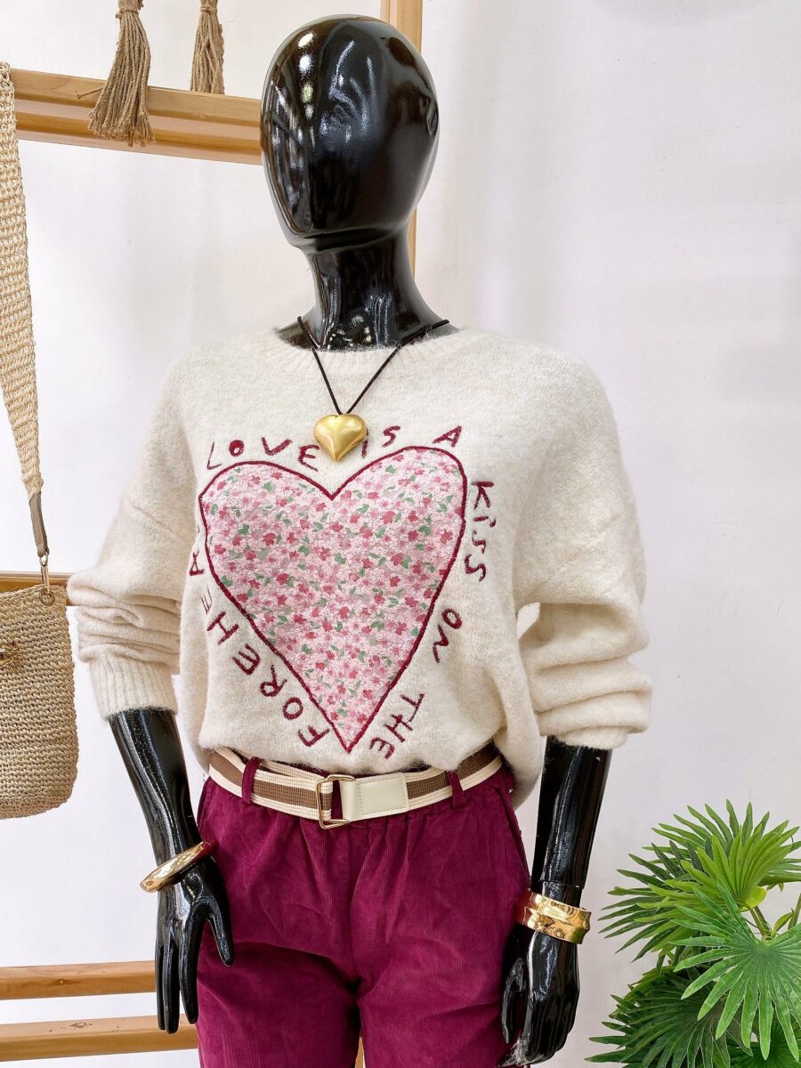 Sweater tejido cuello redondo con bordado corazón