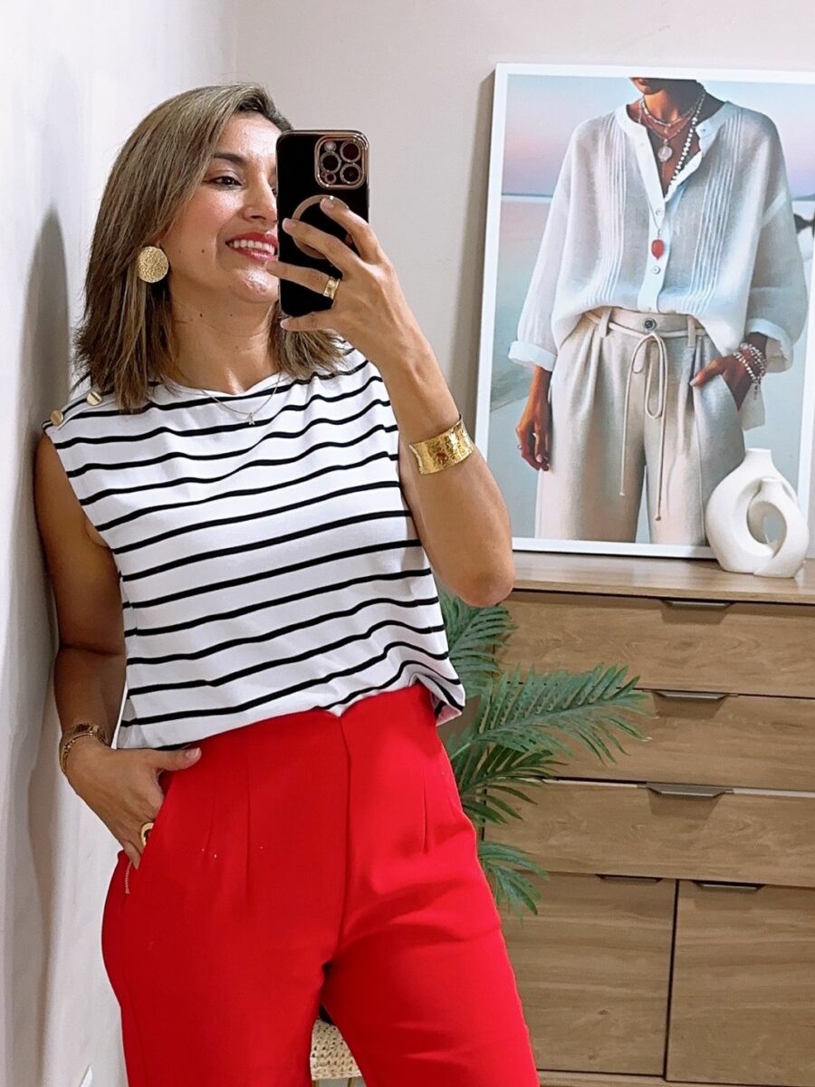 Blusa cuello redondo manga sisa con botones decorativos