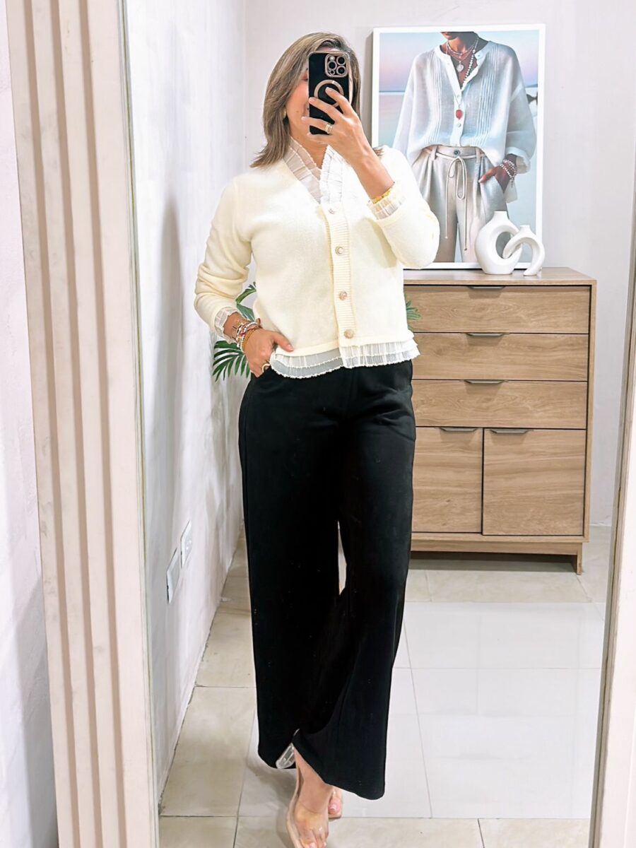 Saquito cuello en V doble apariencia con botones dorados