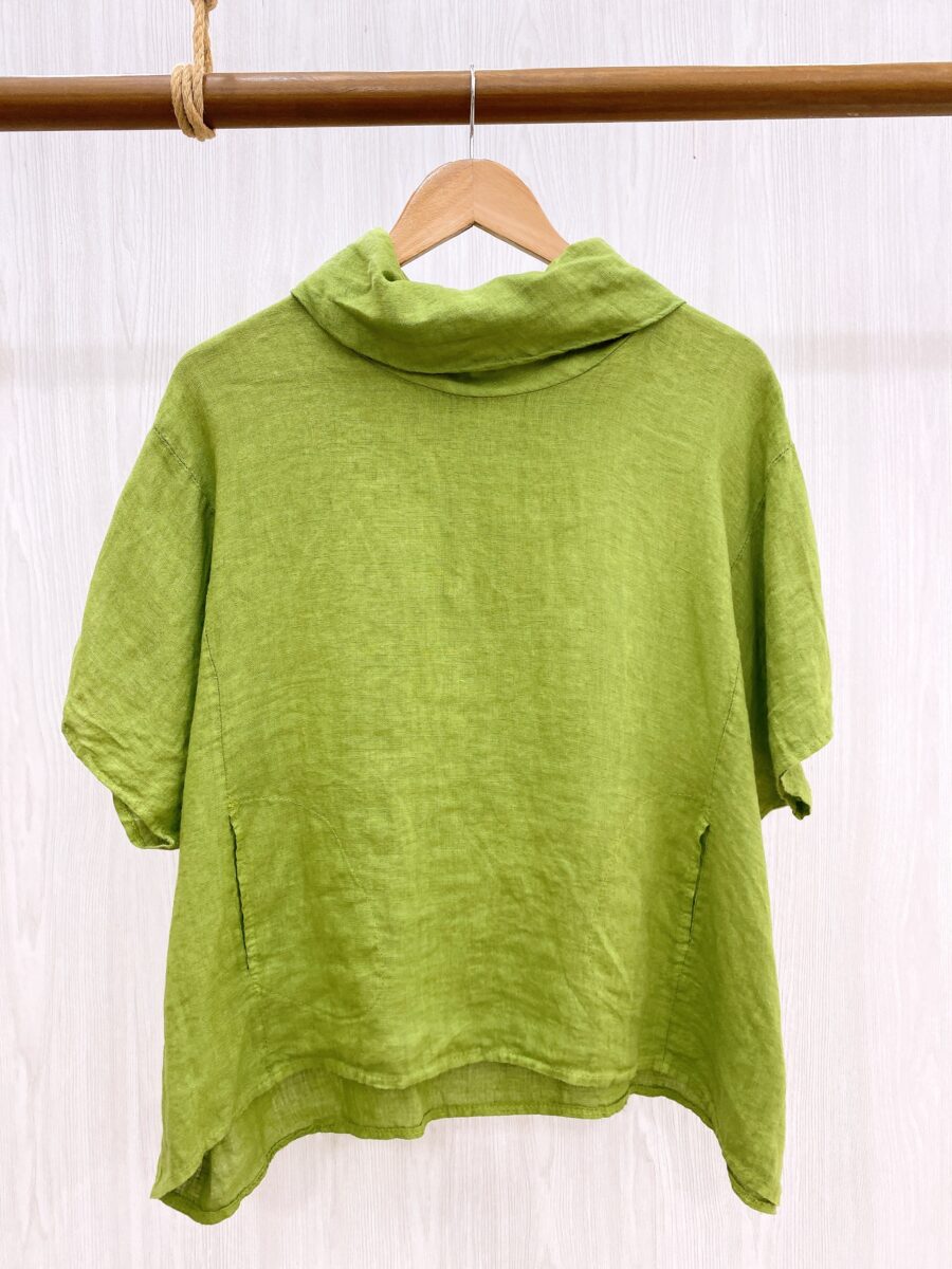 Blusa manga corta cuello alto con bolsillos