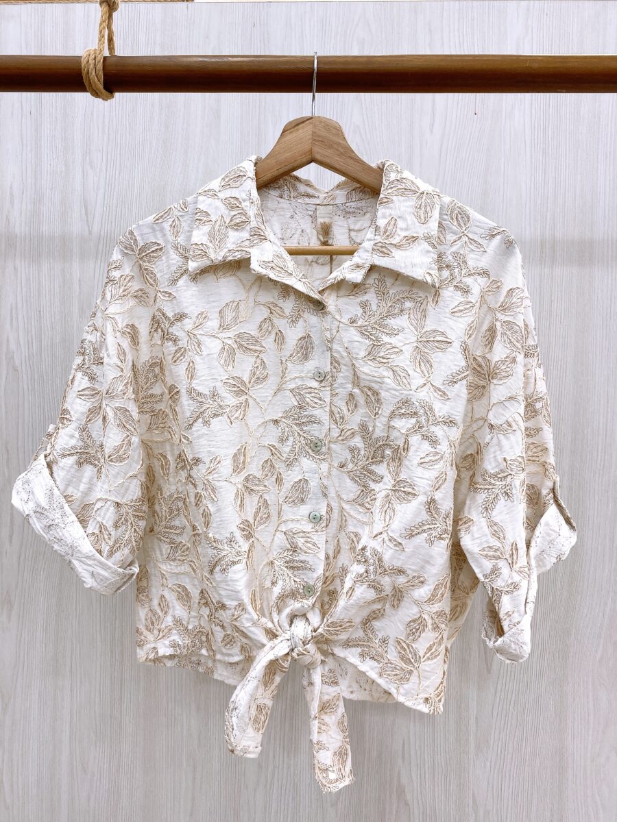 Blusa manga 3/4 con amarre en frente y bordado floral