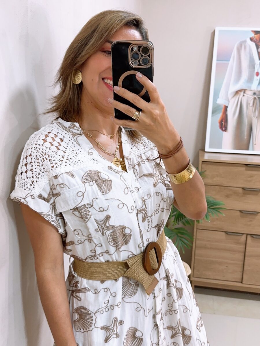 Vestido cuello en V con bolsillos e incluye cinturón