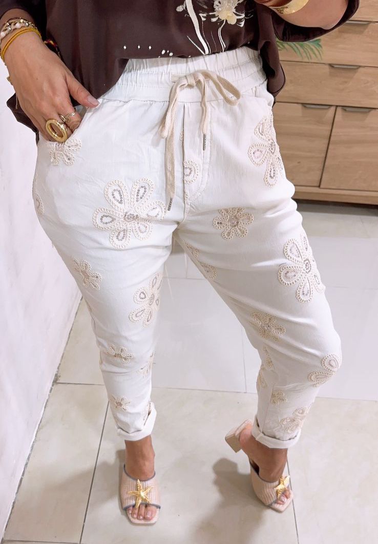 Jogger con elástico en pretina y detalles bordados