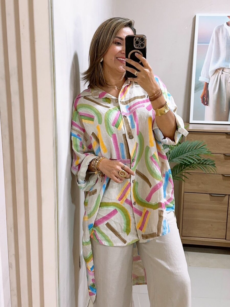 Blusa manga larga corte asimétrico con botones en frente