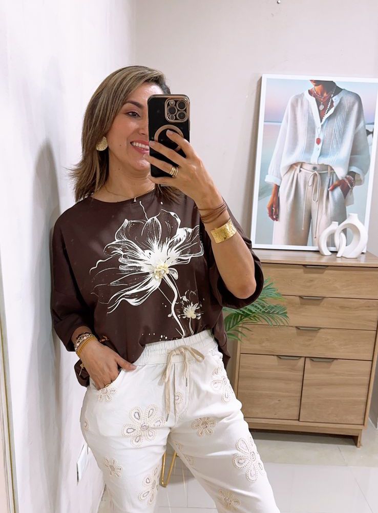 Blusa oversize cuello redondo con flor estampada