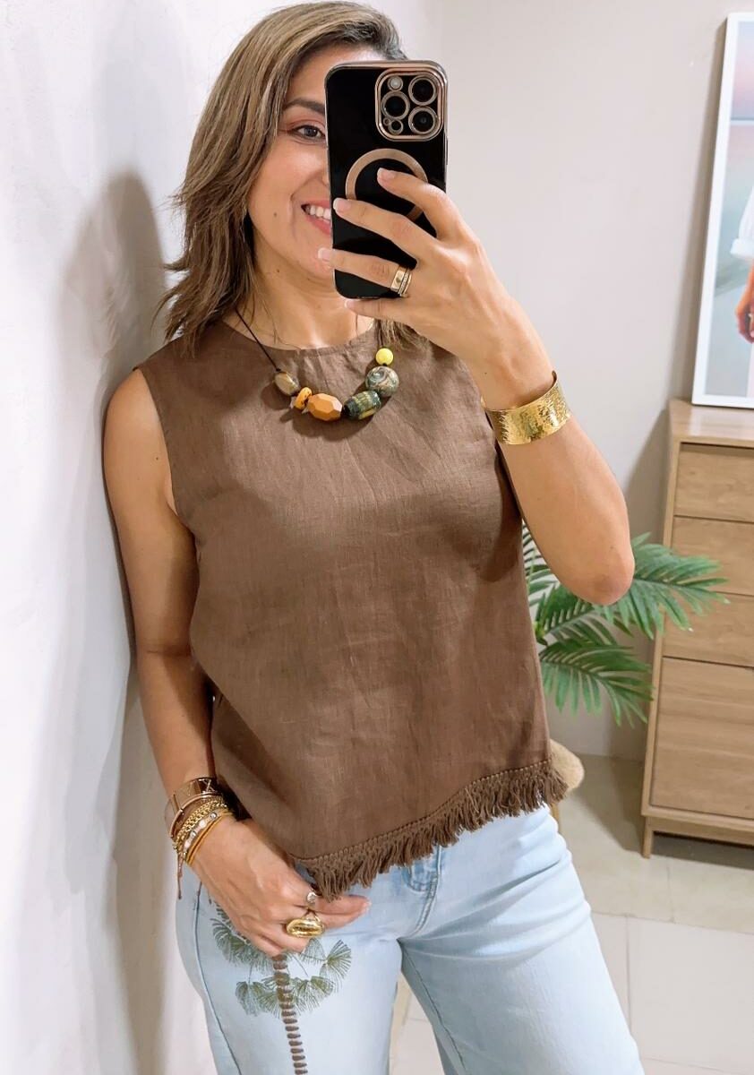 Blusa cuello redondo y botones en espalda