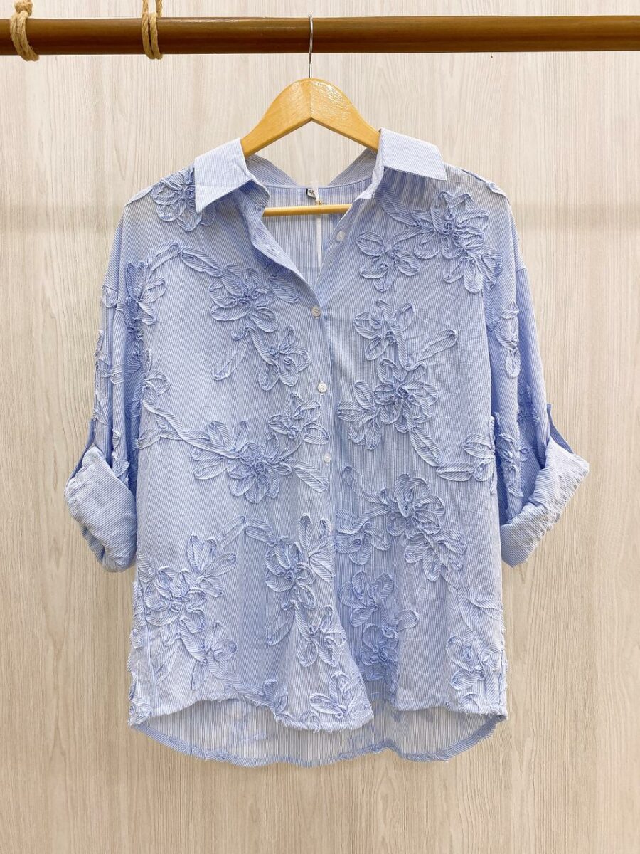 Blusa manga larga con detalles florales en alto relieve