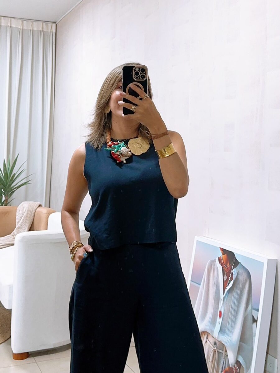 Blusa manga sisa cuello redondo y botón en la espalda