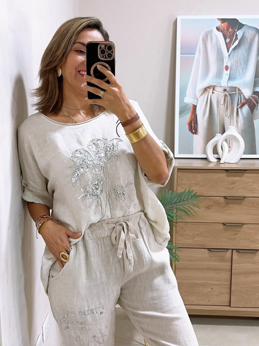 Blusa cuello redondo con flor bordada y lentejuelas