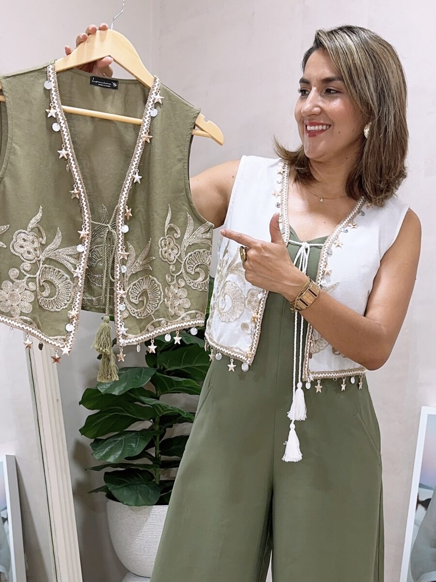 Chaleco con detalles bordados y amarre en frente