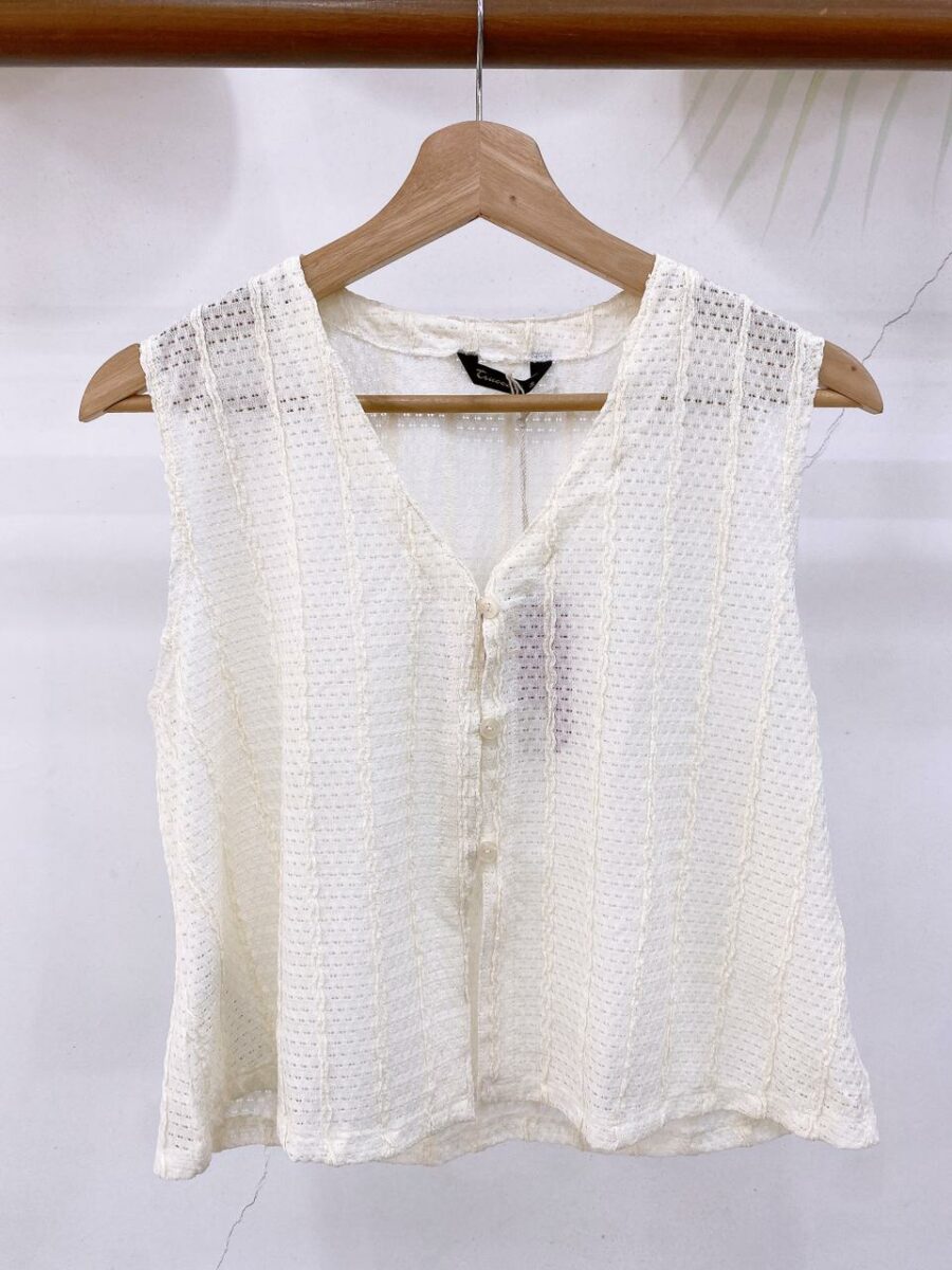 Chaleco cuello en V efecto malla y botones en frente