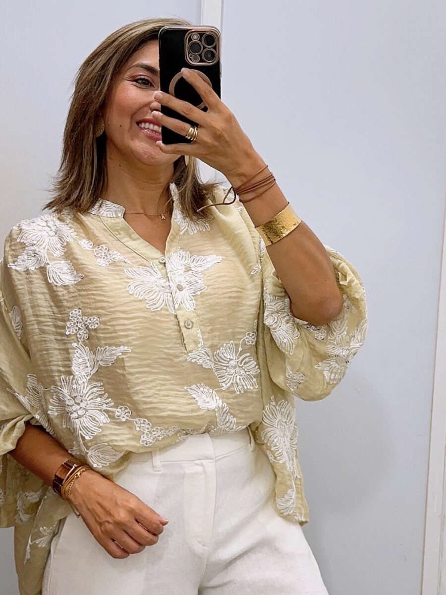Blusa manga larga cuello chino con bordado y lentejuelas