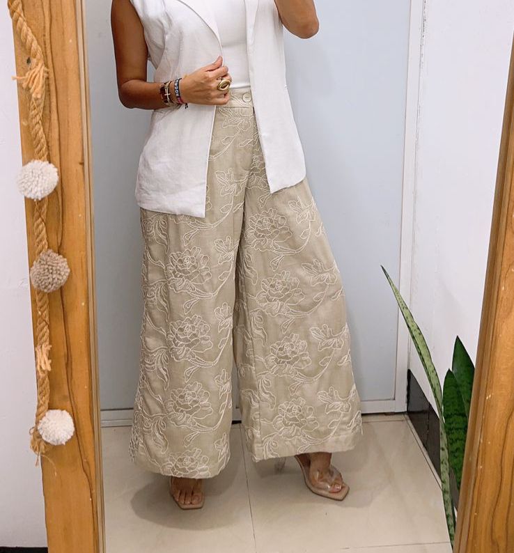 Palazzo con detalles bordados y elástico en pretina