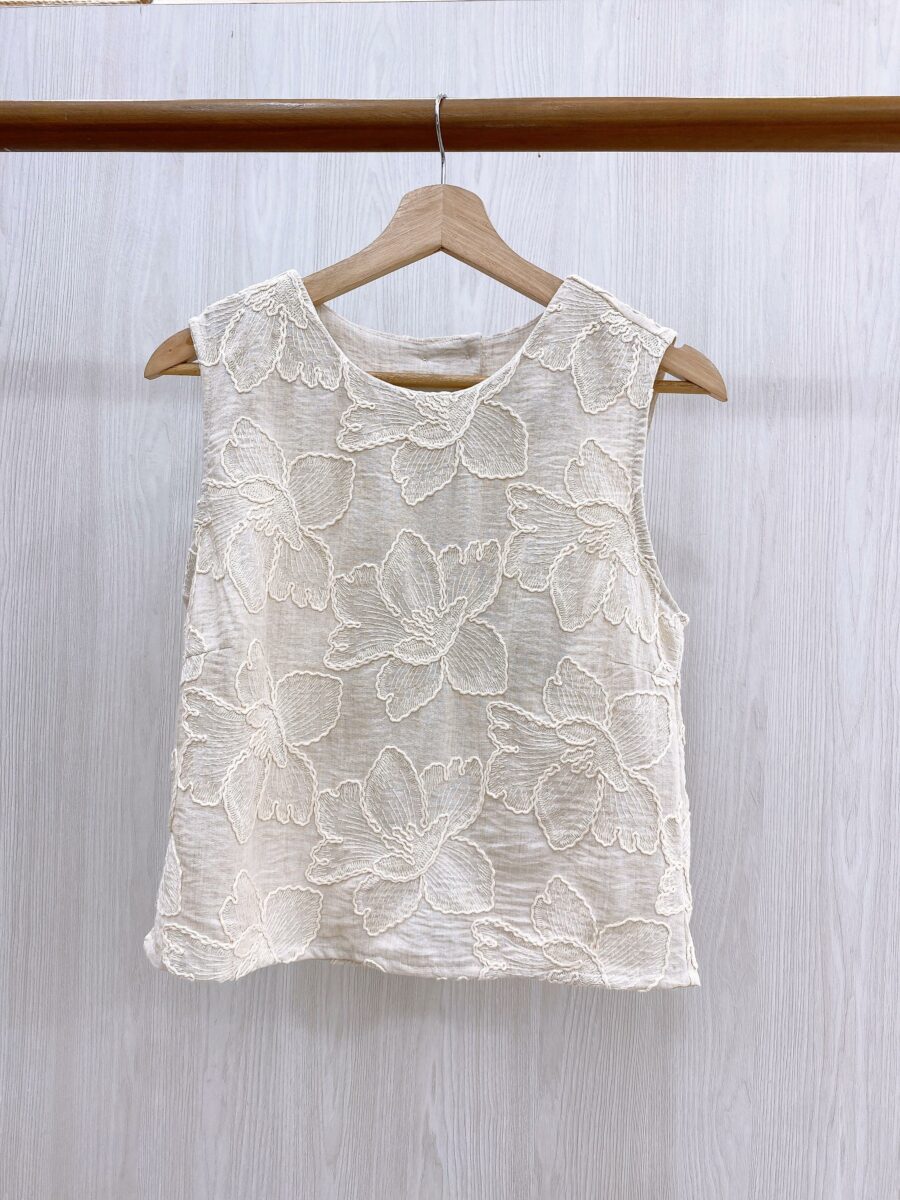 Blusa cuello redondo con bordado floral