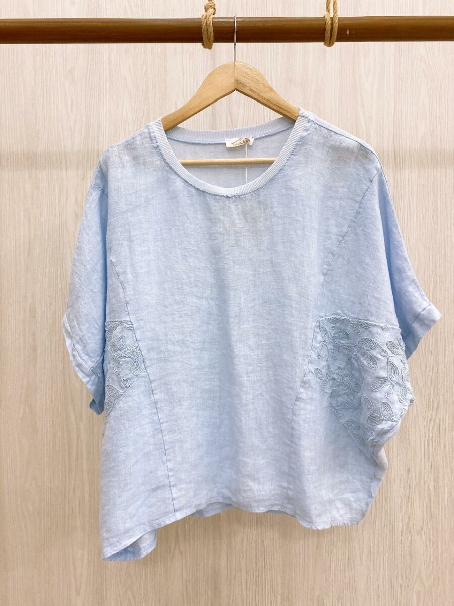 Blusa en lino cuello redondo y detalles bordados