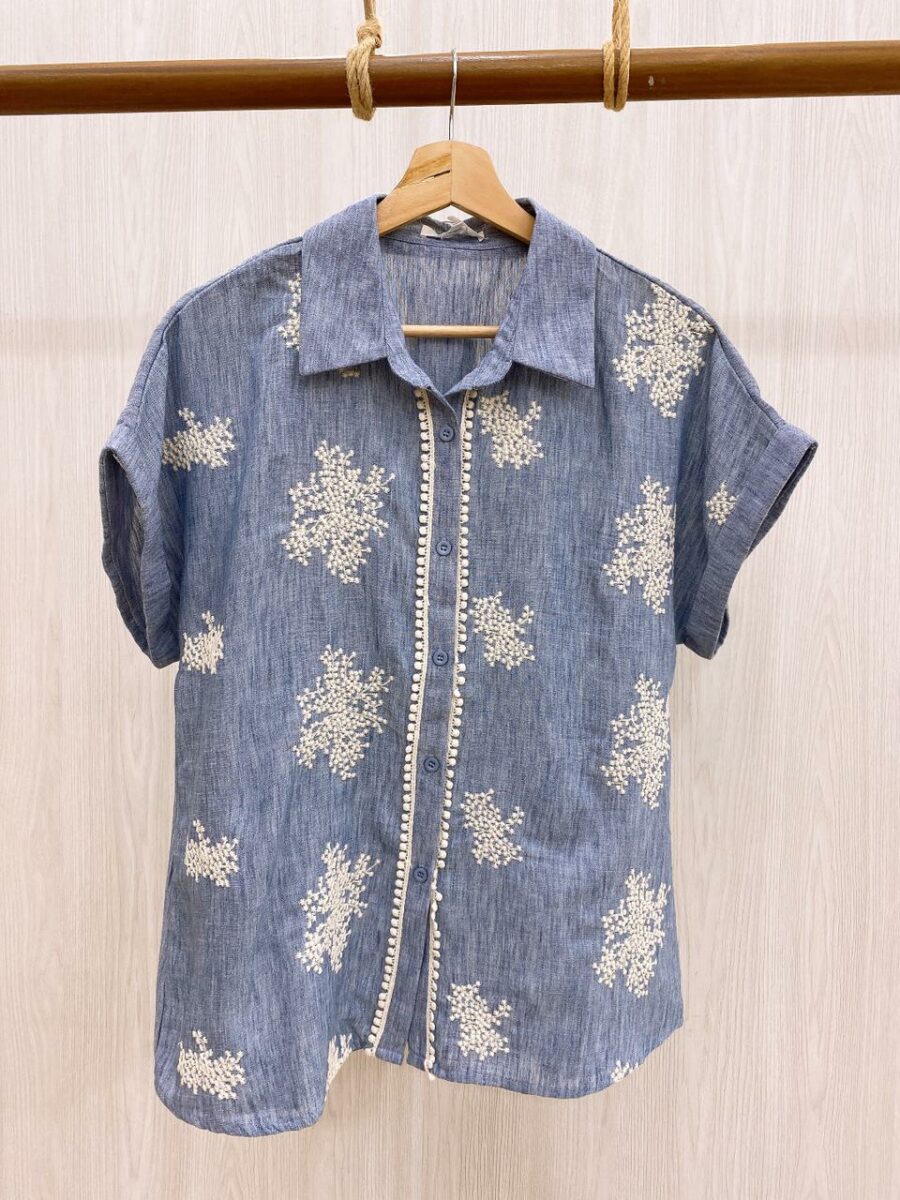 Blusa manga corta cuello clásico con detalles bordados