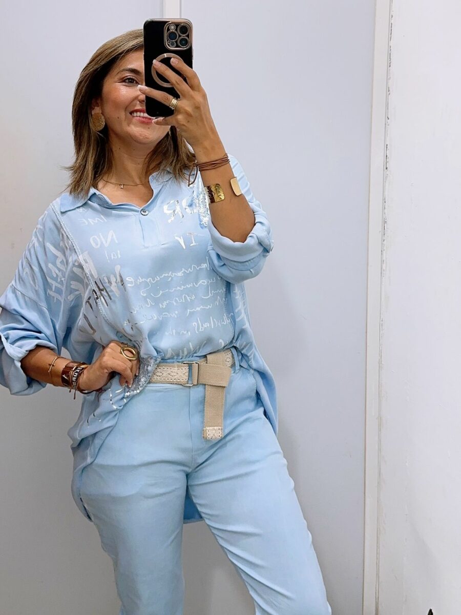Blusa manga larga cuello clásico y estampado en foil