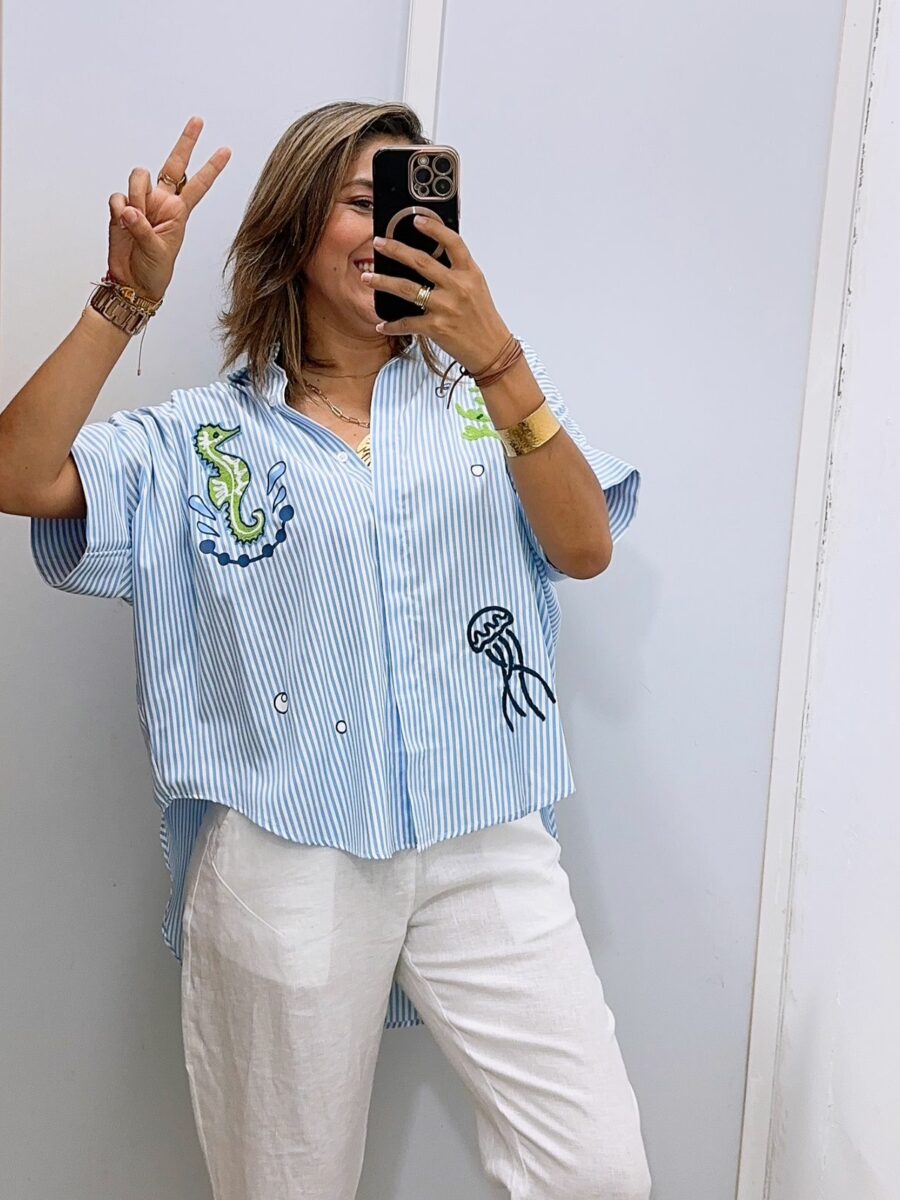 Blusa manga corta cuello clásico y bordados marinos