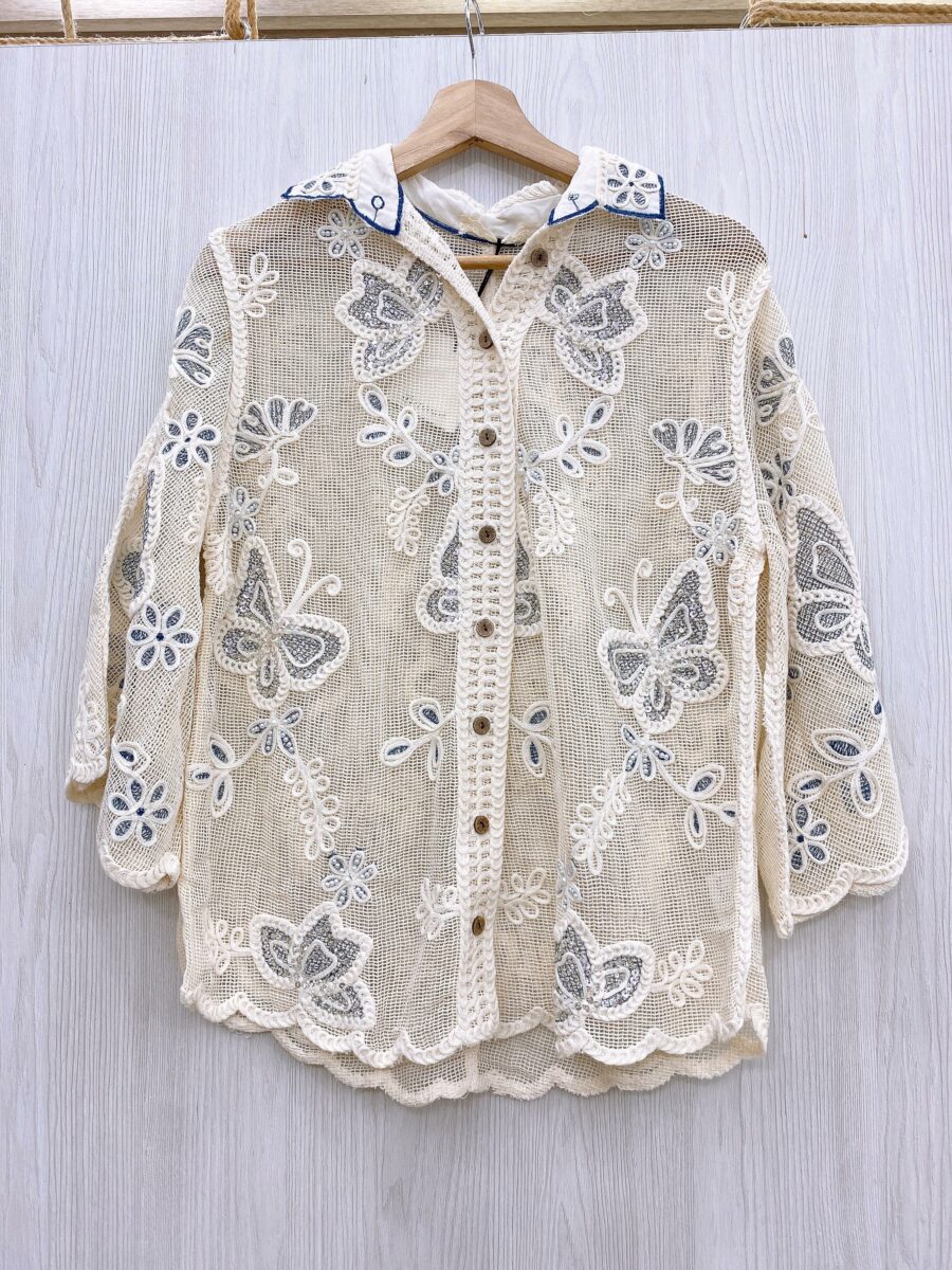 Blusa manga 3/4 con detalles bordados y lentejuelas