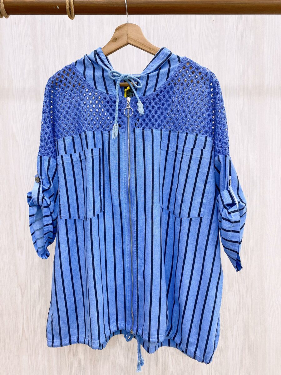 Chaqueta manga 3/4 con capucha y bolsillos funcionales