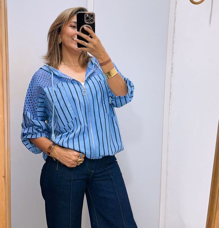 Chaqueta manga 3/4 con capucha y bolsillos funcionales