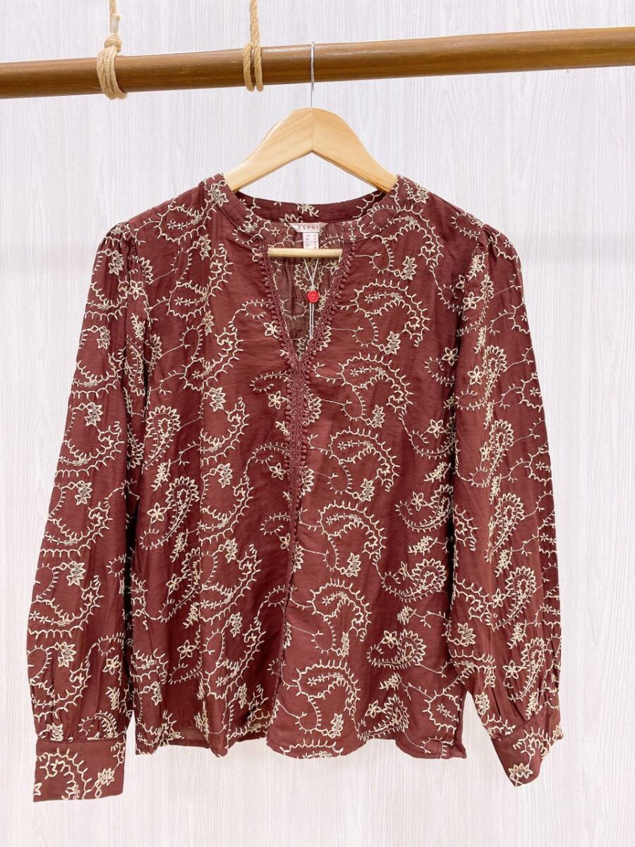 Blusa cuello redondo de manga larga con bordados