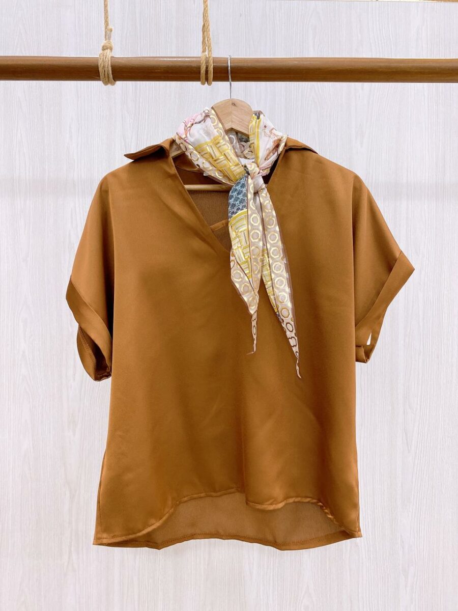 Blusa cuello en V manga kimona incluye pañuelo