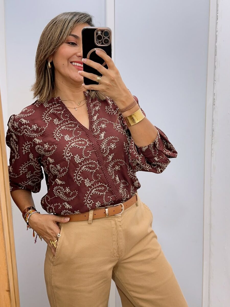 Blusa cuello redondo de manga larga con bordados