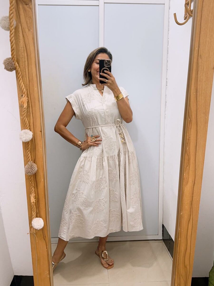 Vestido corte midi de manga mariposa incluye cinto